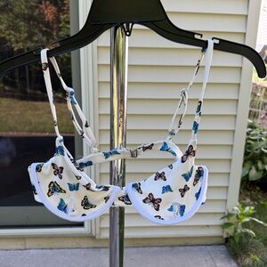 Ribbed bikini top featuring a vibrant butterfly print
Pre-Owned
Size Small